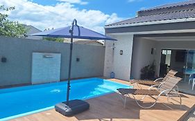 Mar Doce Lar Casa na praia de guaratuba com piscina e ar condicionado